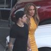 Beau Smart et Jennifer Lopez, main dans la main, quittent les studios d'American Idol. Los Angeles, le 16 avril 2014.