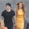 Beau Smart et Jennifer Lopez, main dans la main, quittent les studios d'American Idol. Los Angeles, le 16 avril 2014.