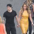  Beau Smart et Jennifer Lopez, souriants et main dans la main, quittent les studios d'American Idol. Los Angeles, le 16 avril 2014. 