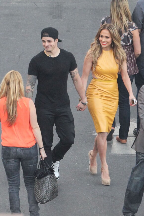 Beau Smart et Jennifer Lopez, souriants et main dans la main, quittent les studios d'American Idol. Los Angeles, le 16 avril 2014.