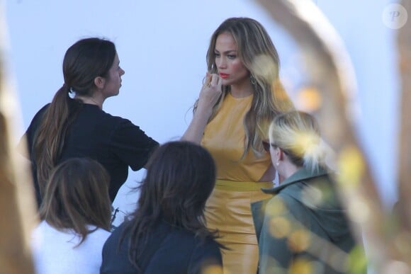 Jennifer Lopez, remaquillée et coiffée pour une petite photo avant son entrée sur le plateau d'American Idol. Los Angeles, le 16 avril 2014.