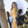 Jennifer Lopez, sublime dans sa robe en cuir Phillip Armstrong, prend la pose pour une photo avant son entrée sur le plateau d'American Idol. Los Angeles, le 16 avril 2014.