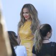  Jennifer Lopez, sublime dans sa robe en cuir Phillip Armstrong, prend la pose pour une photo avant son entr&eacute;e sur le plateau d'American Idol. Los Angeles, le 16 avril 2014. 