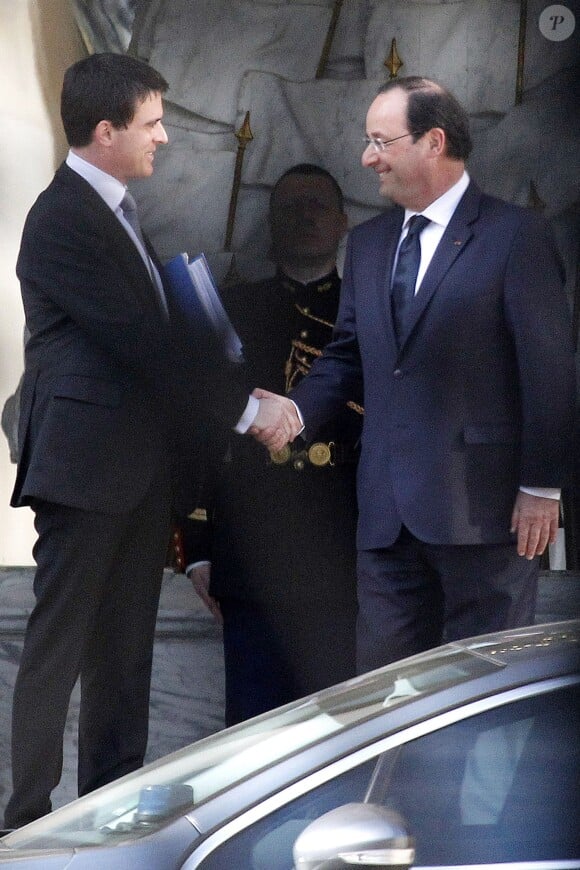 Après un tête à tête de près de deux heures au palais de l'Elysée, le nouveau premier ministre Manuel Valls est raccompagné sur le perron par le président de la République François Hollande. Le 2 avril 2014