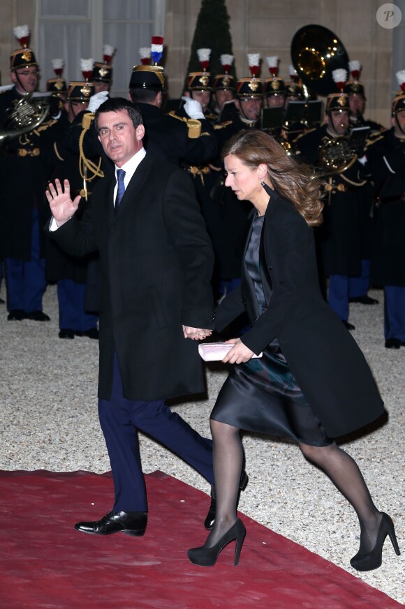 Manuel Valls et sa femme Anne Gravoin arrivant au dîner d'état au palais de l'Elysée à Paris, le 26 mars 2014, donné par François Hollande, président de la République Française en l'honneur de Xi Jinping, président de la République populaire de Chine et sa femme Peng Liyuan, première dame de Chine.