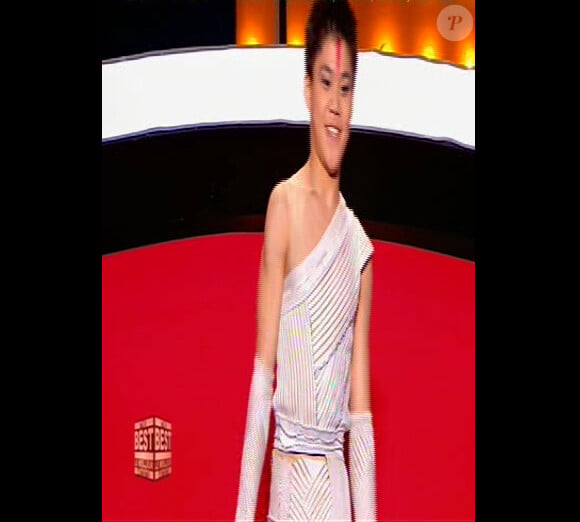Zhang Junyi est le premier finaliste (The Best, le meilleur artiste 2014 - émission diffusée le vendredi 18 avril 2014 sur TF1.)