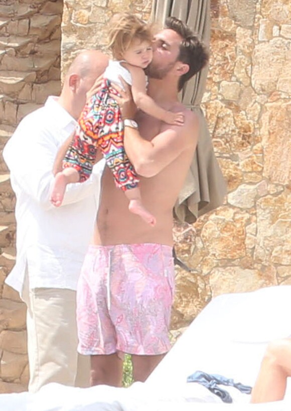 L'aînée du clan Kardashian, Kourtney Kardashian, son petit ami Scott Disick et leurs enfants Mason et Penelope en week-end à Cabos San Lucas au Mexique. La petite famille a fêté l'anniversaire de Kourtney au soleil. Le 19 avril 2014