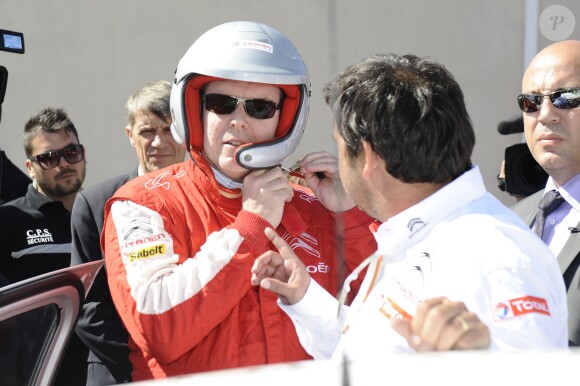 Le prince Albert II de Monaco est venu assister aux qualifications d'une épreuve de championnat WTCC, au circuit Paul Ricard du Castellet, auxquelles le pilote Sébastien Loeb participe. Le 19 avril 2014. A cette occasion, il a fait quelques tours de circuit.