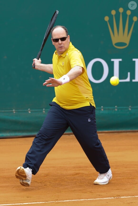 Le prince Albert II de Monaco à l'entraînement pour un match en double lors du Tennis Rolex Masters de Monte Carlo à Monaco le 19 avril 2014 
