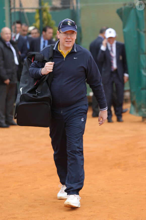Le prince Albert II de Monaco à l'entraînement pour un match en double lors du Tennis Rolex Masters de Monte Carlo à Monaco le 19 avril 2014 