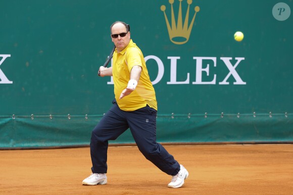 Le prince Albert II de Monaco à l'entraînement pour un match en double lors du Tennis Rolex Masters de Monte Carlo à Monaco le 19 avril 2014 
