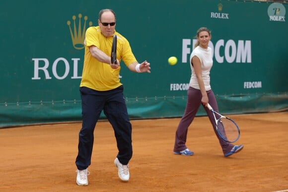Le prince Albert II de Monaco et Tatiana Golovin à l'entraînement pour un match en double lors du Tennis Rolex Masters de Monte Carlo à Monaco le 19 avril 2014 