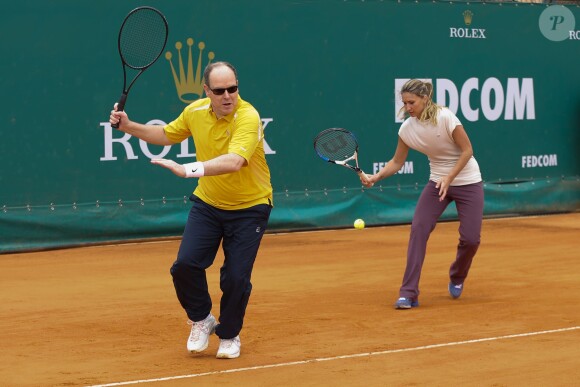 Le prince Albert II de Monaco et Tatiana Golovin à l'entraînement pour un match en double lors du Tennis Rolex Masters de Monte Carlo à Monaco le 19 avril 2014 