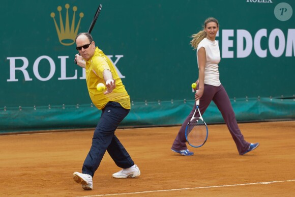 Le prince Albert II de Monaco et Tatiana Golovin à l'entraînement pour un match en double lors du Tennis Rolex Masters de Monte Carlo à Monaco le 19 avril 2014 