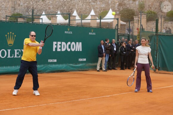 Le prince Albert II de Monaco et Tatiana Golovin à l'entraînement pour un match en double lors du Tennis Rolex Masters de Monte Carlo à Monaco le 19 avril 2014 