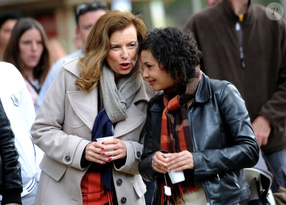 Valérie Trierweiler lors d'une chasse aux oeufs de Pâques organisée par le Secours populaire avec Saïda Jawad, compagne de Gérard Jugnot, à Angers le 20 avril 2014.