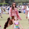 La bombe Alessandra Ambrosio et sa fille Anja au 2e jour du 2e week-end du Festival de musique de Coachella à Indio, le 19 avril 2014.
