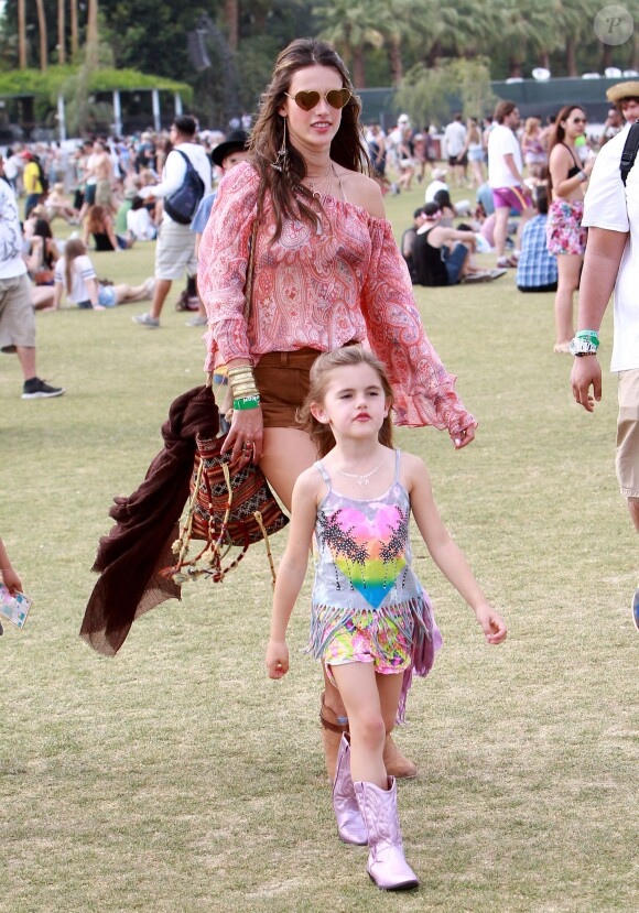 La bombe Alessandra Ambrosio et sa fille Anja au 2e jour du 2e week-end du Festival de musique de Coachella à Indio, le 19 avril 2014.