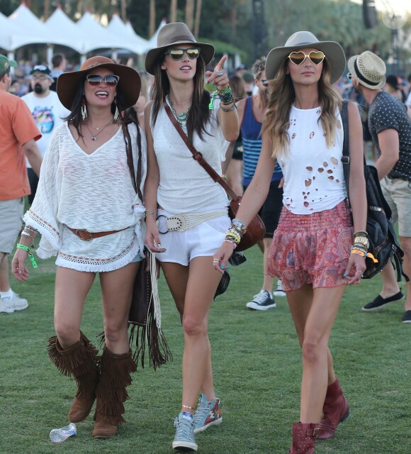 Le top brésilien Alessandra Ambrosio et ses amies au 2e jour du 2e week-end du Festival de musique de Coachella à Indio, le 19 avril 2014.