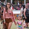 Alessandra Ambrosio et sa fille Anja au 2e jour du 2e week-end du Festival de musique de Coachella à Indio, le 19 avril 2014. Le duo s'est fait remarquer par son style impeccable