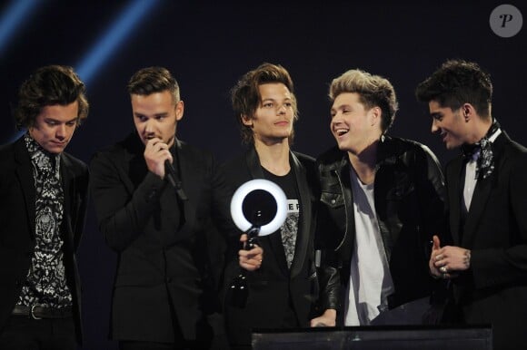 Harry Styles, Liam Payne, Louis Tomlinson, Niall Horan et Zayn Malik du groupe One Direction (prix Succès global et prix du clip britannique : "Best Song Ever") - Soirée des "Brit Awards 2014" en partenariat avec MasterCard à Londres, le 19 février 2014.