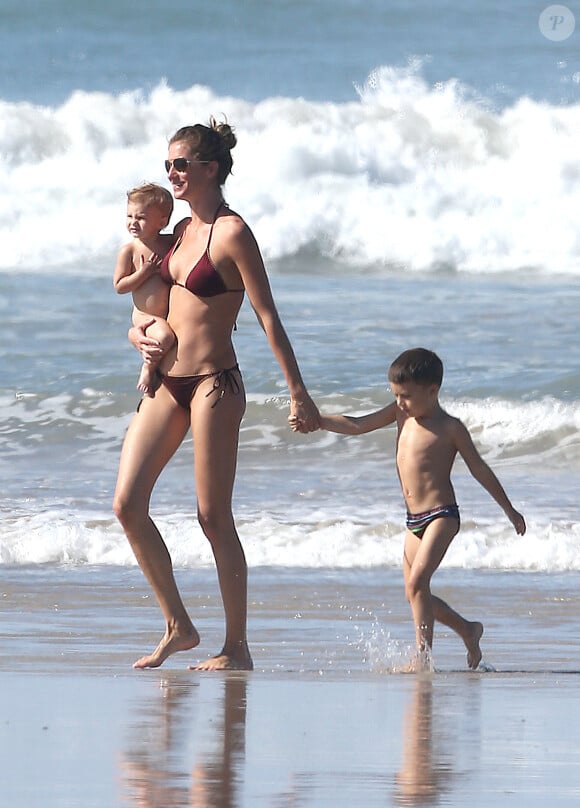 Exclusif - Gisele Bundchen et ses enfants Benjamin et Vivian en vacances au Costa Rica. Le 15 mars 2014.