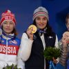 La Russe Inga Medvedeva (médaille d'argent), la Française Marie Bochet (médaille d'or), l'Américaine Allison Jones (médaille de bronze) posent avec leurs médailles penadnt la cérémonie de récompense pour leurs victoires dans la descente de ski féminin aux Jeux Paralympiques d'Hiver à Sotchi, le 9 mars 2014.