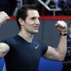 Le Français Renaud Lavillenie bat le record du monde de saut à la perche en salle avec un saut de 6,16 m lors d'une compétition à Donetsk, le 15 février 2014.