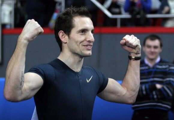 Le Français Renaud Lavillenie bat le record du monde de saut à la perche en salle avec un saut de 6,16 m lors d'une compétition à Donetsk, le 15 février 2014.