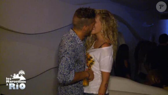 Paga et Adixia s'embrassent en boîte de nuit - "Les Marseillais à Rio", épisode du 23 avril 2014 diffusé sur W9.