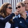 Pause sportive et amoureuse pour William et Kate, qui se fondent dans les gradins pour admirer une compétition équestre dans le cadre des J.O de Londres, en juillet 2012.
 