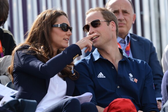 Pause sportive et amoureuse pour William et Kate, qui se fondent dans les gradins pour admirer une compétition équestre dans le cadre des J.O de Londres, en juillet 2012.
 
