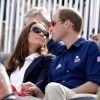 Amoureux comme au premier jour, Kate Middleton et le prince William profitent d'un moment de détente en regardant une compétition équiestre pendent les J.O de Londres. Juillet 2012 