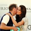 Un baiser pudique pour récompenser son jeune mari. Kate Middleton embrasse son prince à l'issue d'un match de polo caritatif à Santa Barbara, en juillet 2011. 
 