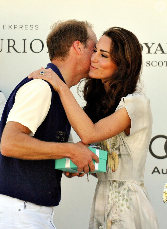Un baiser pudique pour récompenser son jeune mari. Kate Middleton embrasse son prince à l'issue d'un match de polo caritatif à Santa Barbara, en juillet 2011. 
 