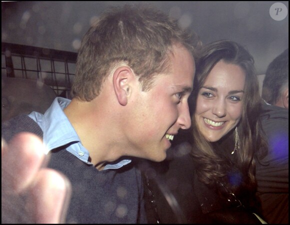Une sortie nocturne remarquée ! Le prince William et Kate Middleton ont passé une soirée amoureuse en décembre 2006. Le couple, en phase, passionne déjà les médias !