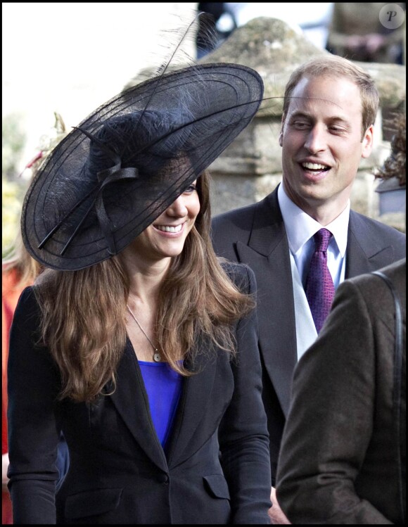 Fière de sa belle, le prince William lance un regard amoureux à sa promise, Kate Middleton. Octobre 2010, en marge d'un mariage. 