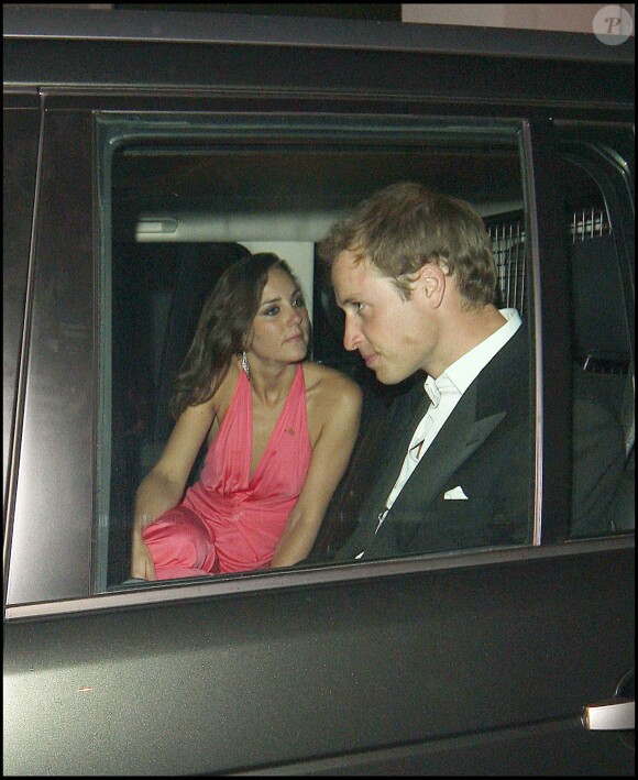 Ils vivent comme deux amoureux de leur âge ! Kate Middleton et le prince William, en 2008, s'accordent une sortie à deux dans un club de Londres