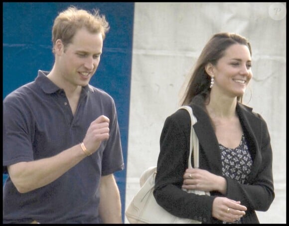 Complices, Kate Middleton et le prince William se rendent à un match de polo, en 2009. Amoureux mais discrets, le couple ne peut d'empecher de s'éclipser pour profiter d'un moment en tête-à-tête. 