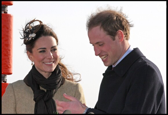 Kate Middleton regarde amoureusement son prince William en février 2011, quelques mois avant de lui dire "oui". 