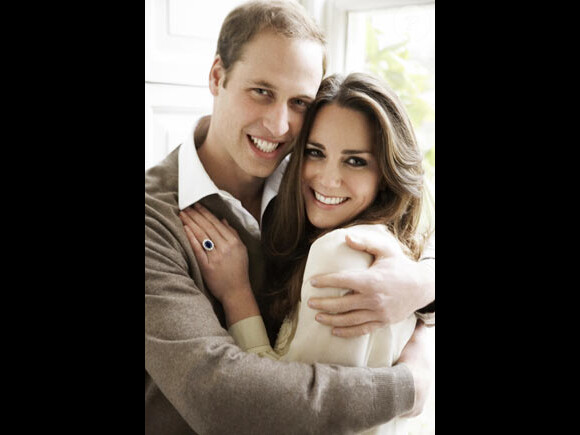 Photo officielle des fiançailles de Kate Middleton et du prince William. Le couple amoureux est immortalisé par Mario Testino