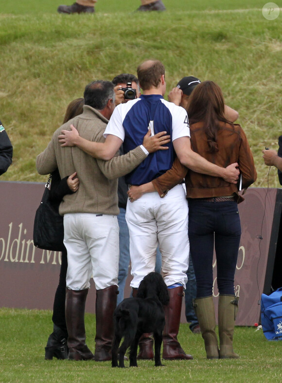 Kate Middleton, première fan du Prince William et du Prince Harry lors d'un match de Polo en juin 2012. Kate ne manque aucune occasion d'encourager son homme. 
