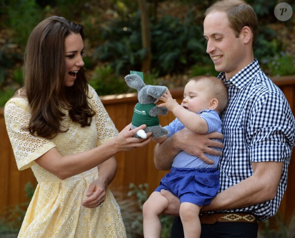 Le prince William, duc de Cambridge, Kate Catherine Middleton, duchesse de Cambridge, et leur fils le prince George visitent le zoo Taronga à Sydney, lors de leur visite officielle en Australie. Le 20 avril 2014. De jeunes parents heureux et amoureux.