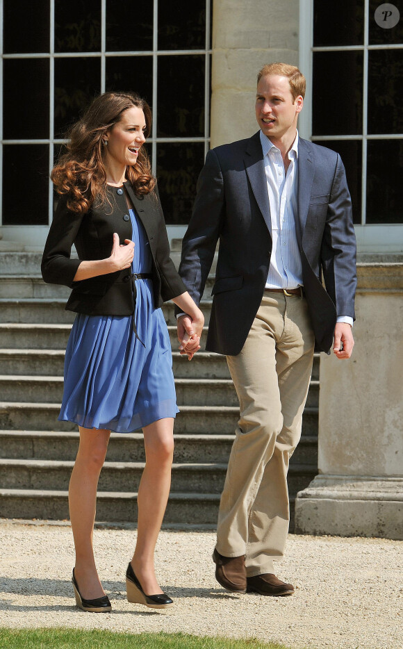 Kate Middleton et le prince William sortent main dans la main de Buckingham Palace au lendemain de leur mariage le 30 avril 2011