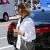 Jodie Foster porte fièrement son alliance dans les rues de Beverly Hills. L'actrice s’est mariée en secret avec sa compagne Alexandra Hedison le week-end dernier, le 24 avril 2014 