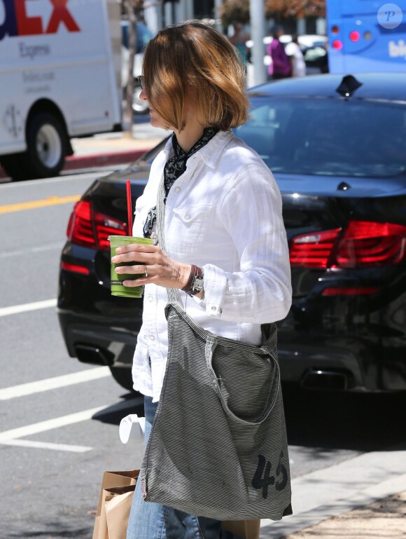 Jodie Foster porte fièrement son alliance dans les rues de Beverly Hills. L'actrice s’est mariée en secret avec sa compagne Alexandra Hedison le week-end dernier, le 24 avril 2014 