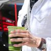 Jodie Foster porte fièrement son alliance dans les rues de Beverly Hills le 24 avril 2014, après son mariage il y a quelques jours avec Alexandra Hedison