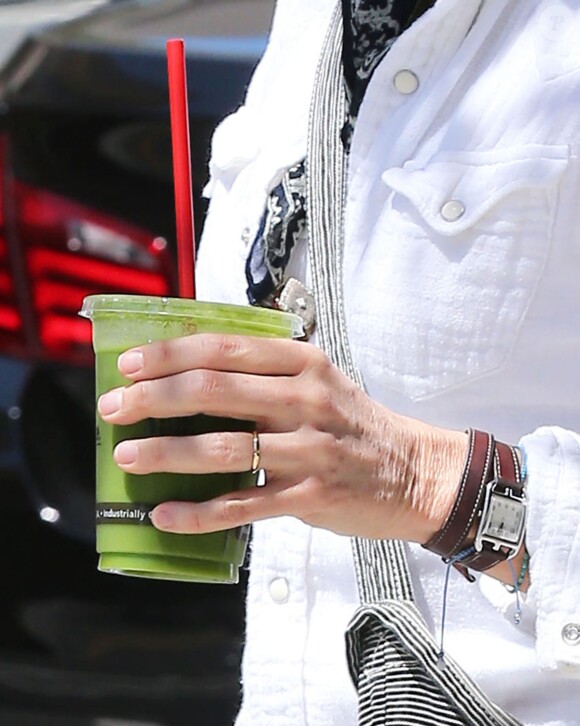 Jodie Foster porte fièrement son alliance dans les rues de Beverly Hills le 24 avril 2014, après son mariage il y a quelques jours avec Alexandra Hedison