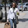 Jodie Foster porte fièrement son alliance dans les rues de Beverly Hills le 24 avril 2014. L'actrice s'est mariée en secret avec sa compagne Alexandra Hedison le week-end dernier