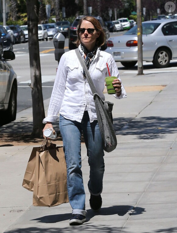 Jodie Foster porte fièrement son alliance dans les rues de Beverly Hills le 24 avril 2014. L'actrice s'est mariée en secret avec sa compagne Alexandra Hedison le week-end dernier